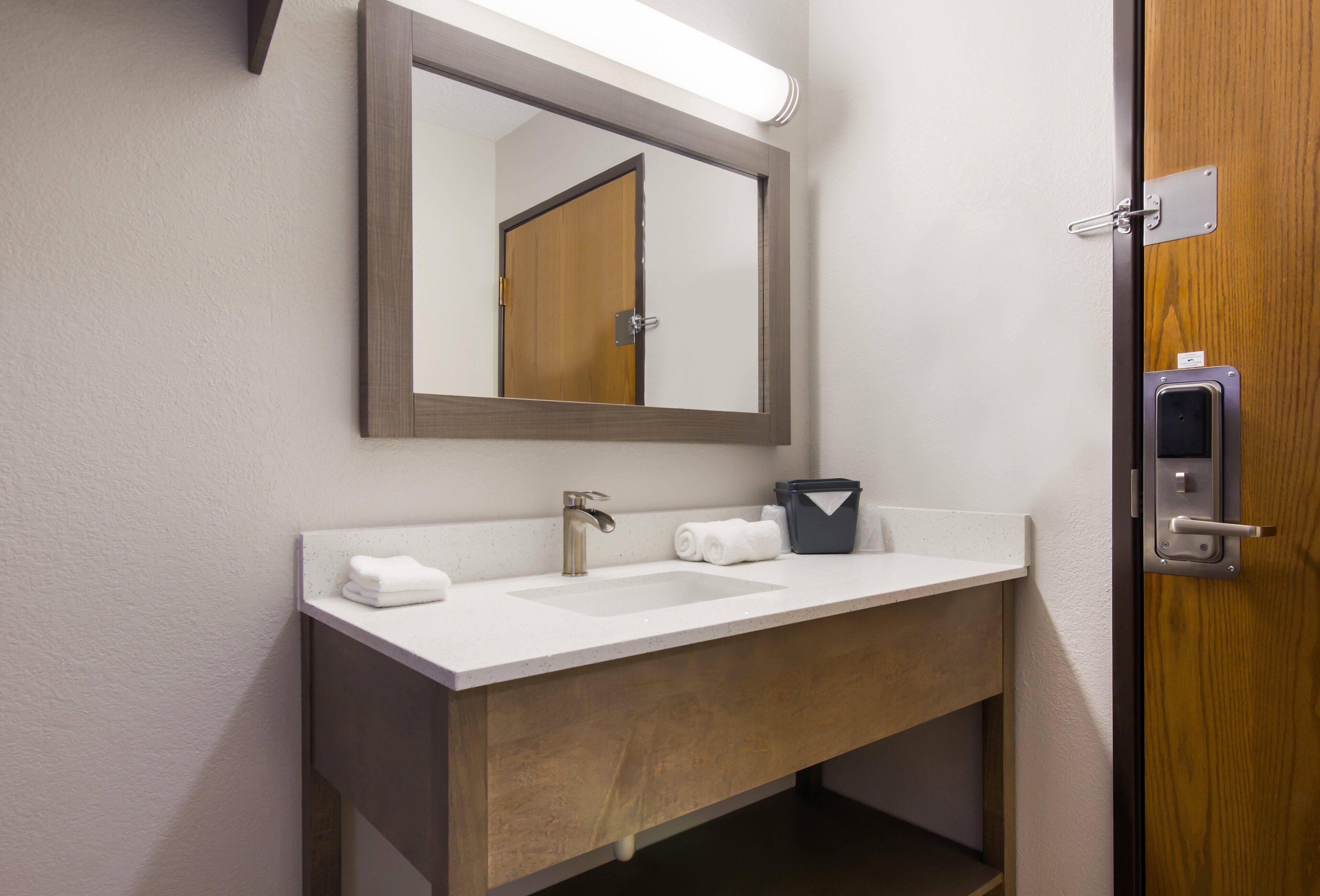 combined shower/bathtub, rainfall showerhead, free toiletries