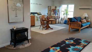 智能电视、壁炉、DVD 播放器、影片库