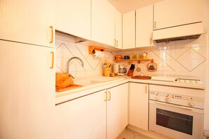 Kühlschrank, Ofen, Wasserkocher mit Kaffee-/Teezubehör, Wasserkocher