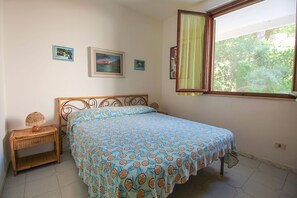 1 habitación, tabla de planchar con plancha y ropa de cama