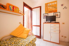1 chambre, fer et planche à repasser, draps fournis