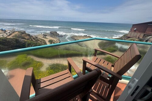 A Stunning Ocean Cove Condo. Fall Asleep to Waves!