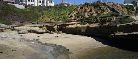 En la playa, camastros y toallas de playa