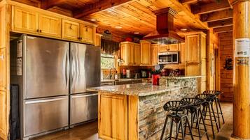 Kylskåp, mikrovågsugn, ugn och spishäll