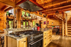 Fridge, microwave, oven, stovetop - 4 King SUITES+BUNKS, LUX KITCHEN & COWBOY THEME! Dog friendly! (Sevierville)