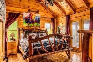 5 bedrooms, iron/ironing board, travel cot, free WiFi - 4 King SUITES+BUNKS, LUX KITCHEN & COWBOY THEME! Dog friendly! (Sevierville)