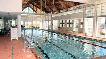Una piscina cubierta, una piscina al aire libre