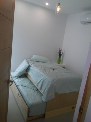 2 bedrooms, iron/ironing board, internet, bed sheets