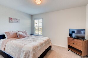 3 habitaciones, escritorio y tabla de planchar con plancha
