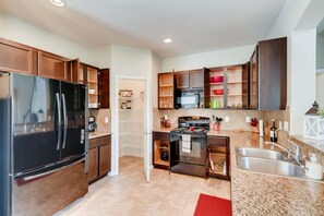 Fridge, microwave, oven, stovetop - *OPEN* POOL/PARK-SEAWORLD/SIXFLAGS/LacklandBMT/shopping/Alamo. *EXTREMELY CLEAN* (San Antonio)