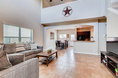 BMT Grad HQ-POOL/Playground -Close to Lackland AFB, Parks & Attractions