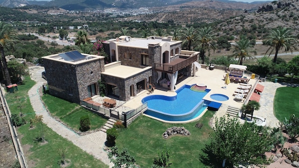 Außenpool (je nach Saison geöffnet), Sonnenschirme, Liegestühle