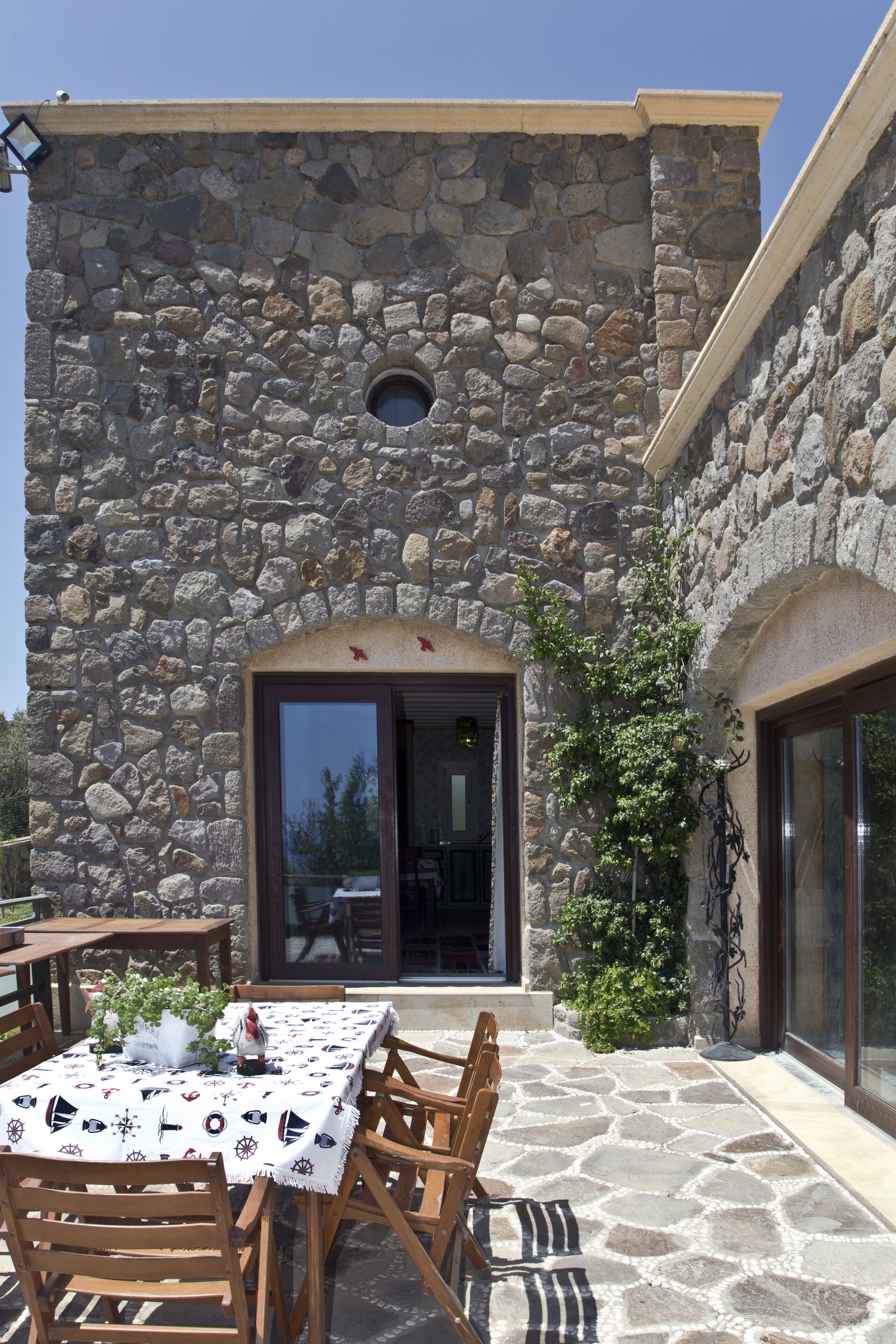 デラックス デュープレックス | リビング エリア | 40 インチのLED テレビ (衛星放送視聴可)、テレビ