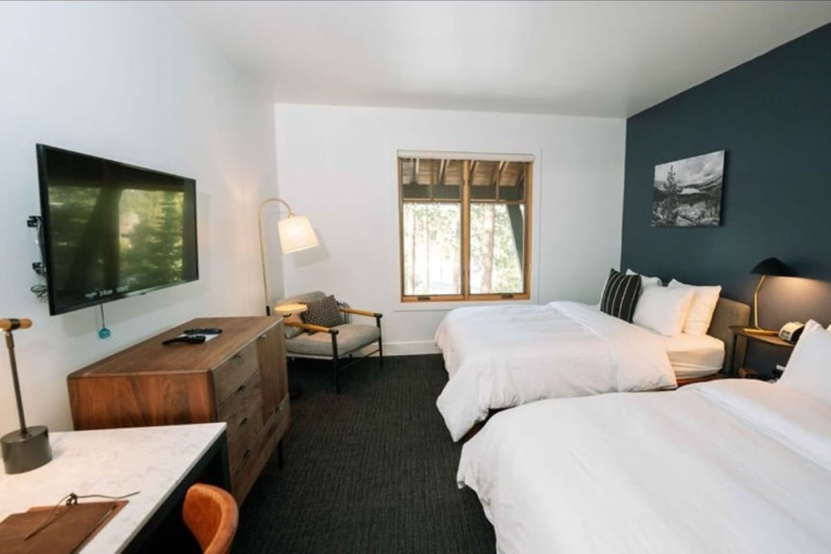 Sengetøy av topp kvalitet, minibar, safe på rommet og strykejern/-brett