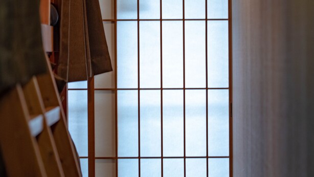 A traditional Japanese room with tatami flooring, a shoji screen, and a wooden ladder. - Miyagawacho Hanakanzashi- Hostel (Kyoto)
