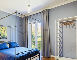 3 habitaciones, escritorio y tabla de planchar con plancha