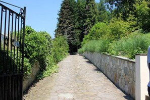 Property grounds - Lovely and elegant Villa- Nature & Wine, excellent position for daytrips (Briona)