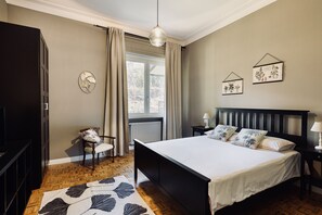 3 chambres, bureau, fer et planche à repasser, lit parapluie