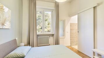 3 bedrooms, desk, iron/ironing board, travel cot