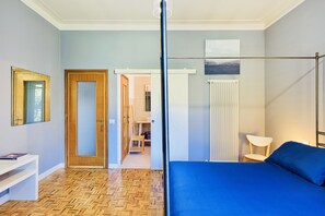 3 chambres, bureau, fer et planche Ă repasser, lit parapluie