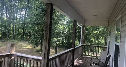 Beautiful Rural Knoxville Country Retreat-