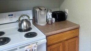 Wasserkocher mit Kaffee-/Teezubehör, Kühlschrank, Mikrowelle, Ofen