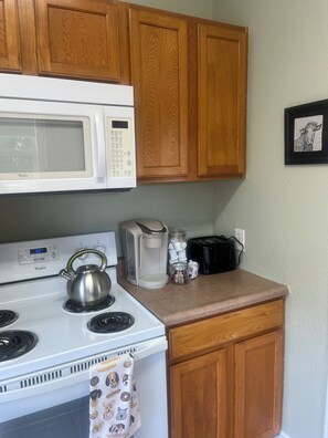 Coffee/tea maker, fridge, microwave, oven
