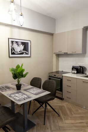 Apartment | Essbereich im Zimmer