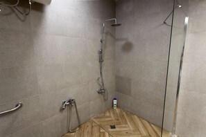 Apartemen | Shower kamar mandi