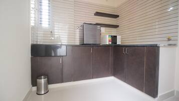 Micro-ondes, lave-vaisselle, cafetiĂšre/bouilloire