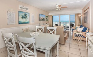 Televisio, DVD-soitin, kirjoja