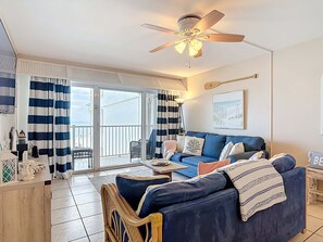 Télévision, lecteur de DVD, livres