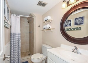 Dusche, Haartrockner, Handtücher