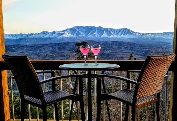 Outdoor dining - Smoky Mountain Serenity - UNBELIEVABLE MOUNTAIN VIEWS, Free Attraction Tickets! (Sevierville)