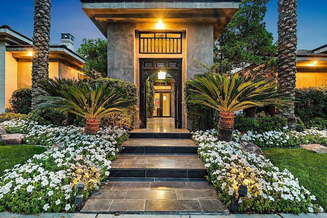 Private 2 Home Iconic Estate  - Sleeps 28 - Close to the Strip and Downtown!