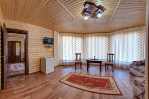 In-room safe, soundproofing, free WiFi, bed sheets - Villa VLAD (Bukovel)