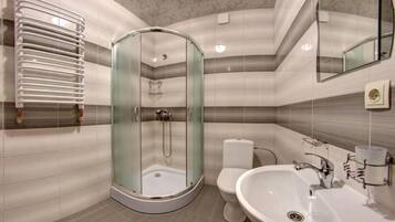 Standard Triple Room | Bathroom shower