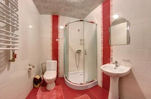 Luxury Room Standard | Bathroom | Shower, rainfall showerhead, free toiletries, hair dryer