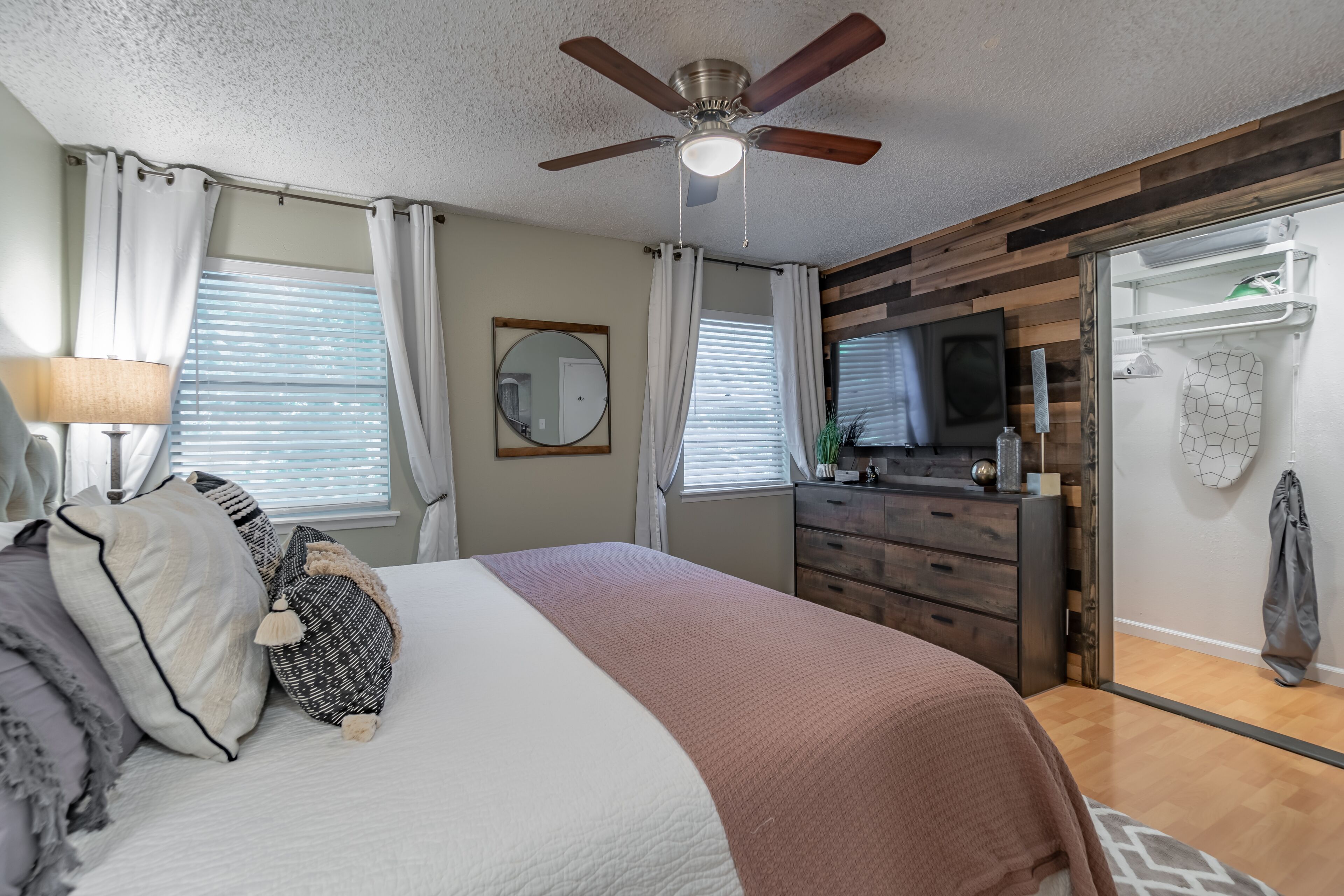 2 Schlafzimmer, Zimmersafe, Schreibtisch, Bügeleisen/Bügelbrett