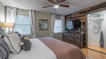 2 Schlafzimmer, Zimmersafe, Schreibtisch, Bügeleisen/Bügelbrett