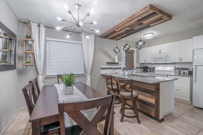 Amazing & Comfortable B&B, Rustic & Inviting Feel, NEW BIG A/C Unit and more