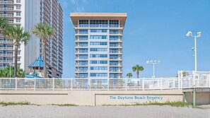 Hotel à beira-mar com design moderno, com várias varandas e entrada imponente.