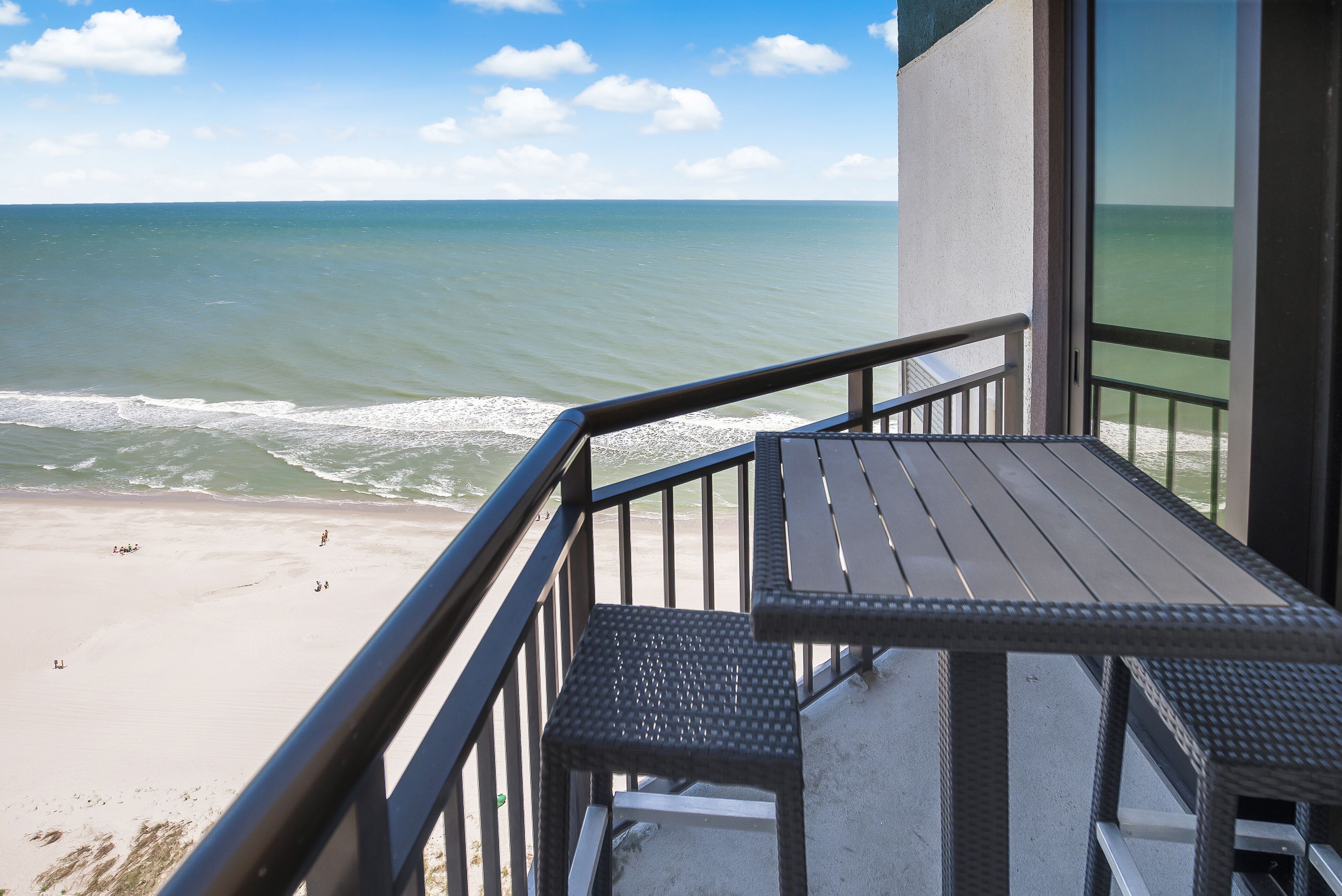 Un balcone con vista sulla spiaggia e sull'oceano.