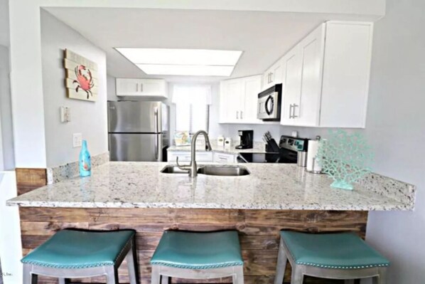 Kylskåp, mikrovågsugn, ugn och spishäll