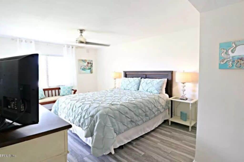 1 habitación, tabla de planchar con plancha, wifi gratis y ropa de cama 