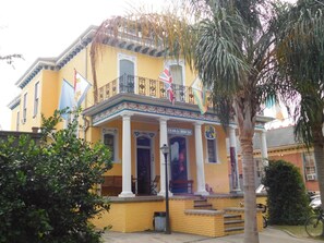 Exterior - India House Backpackers Hostel (New Orleans)