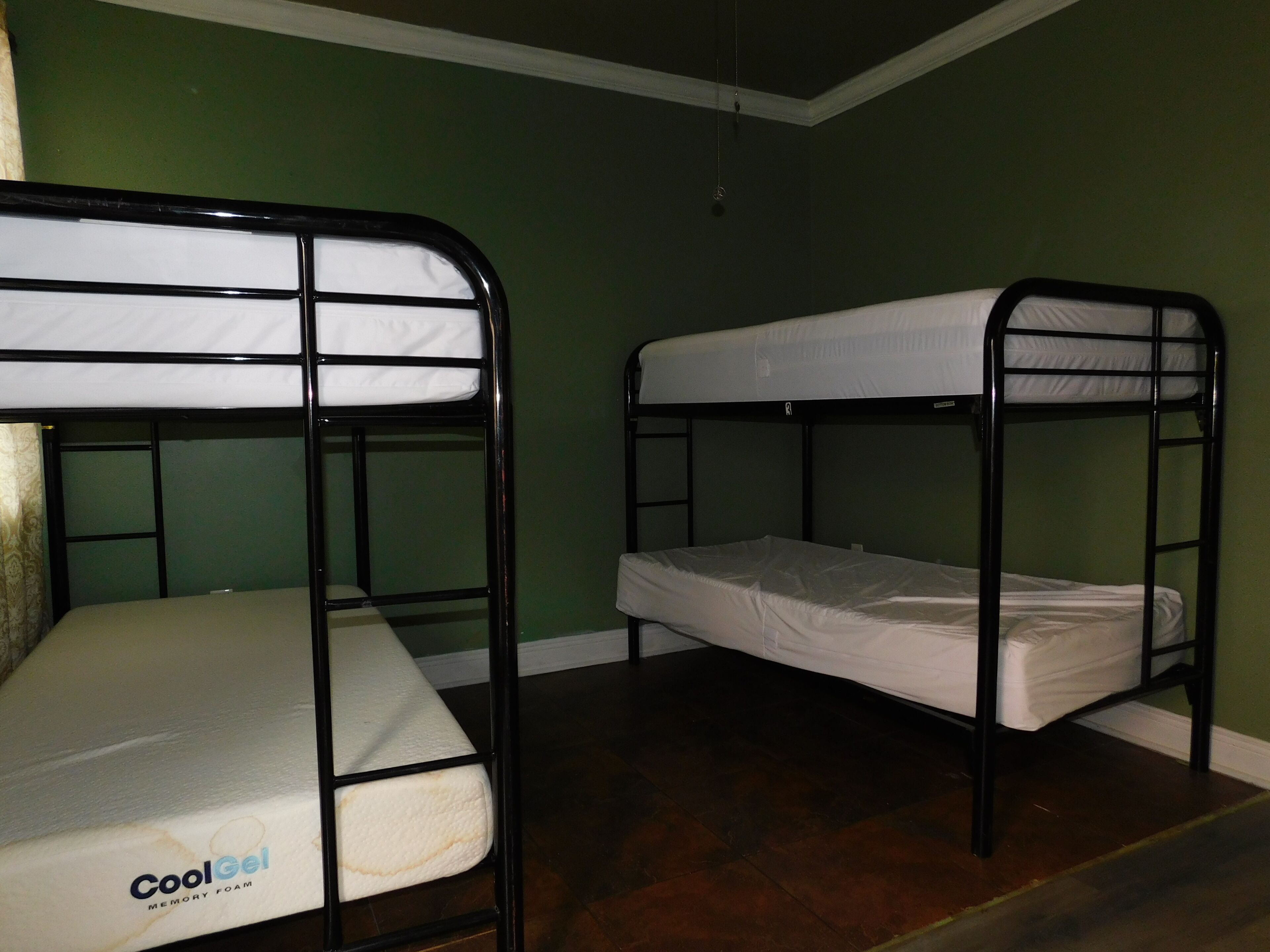 Ein Zimmer mit Etagenbetten und einer Matratze mit der Aufschrift 'CoolGel Memory Foam'.