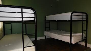 Ein Zimmer mit Etagenbetten und einer Matratze mit der Aufschrift 'CoolGel Memory Foam'.