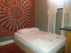 Free WiFi, bed sheets - India House Backpackers Hostel (New Orleans)