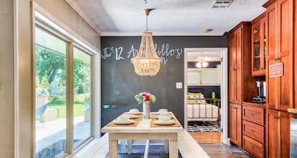 12 Armadillos Main St: 2 Houses/Steps to Dwtn/Sleeps 18/Fun outdoor space!